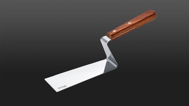 
                    The triangle plancha spatula for use on planchas, grill rings and teppanyaki plates