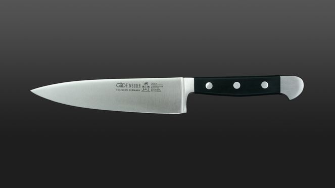 
                    The sharp blade of the Güde knife Alpha cuts everything