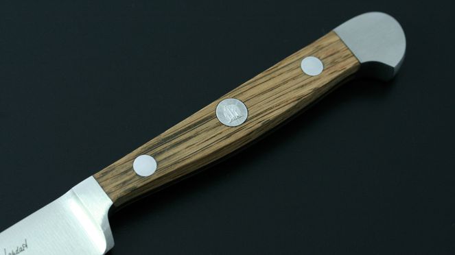 
                    Il coltello per lardellare Güde con manico di lengo di quercia