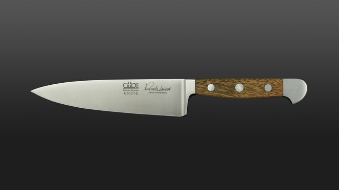 
                    Le couteau Güde possède un manche en bois de chêne.