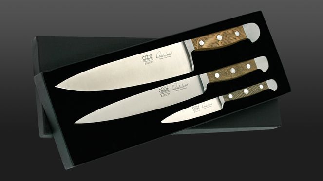 
                    Le set de couteaux Güde avec manche en bois de chêne.
