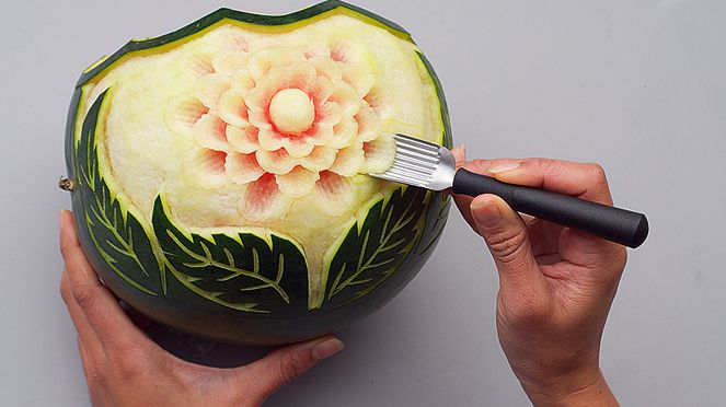 
                    Geschnitzte Melone mit dem triangle Schnitzset Artist