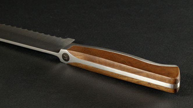 
                    Il coltello per il pane Caminada è nato grazie alla collaborazione tra Andreas Caminada e la manifattura Güde di Solingen