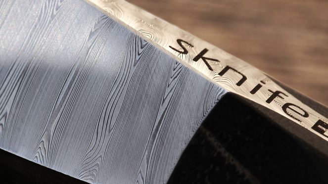 
                    couteau de table damas sknife avec logo sknife