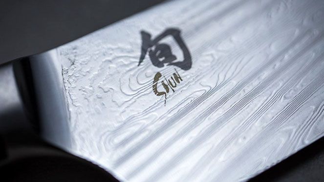 
                    Knife set with cutting board with Shun logo