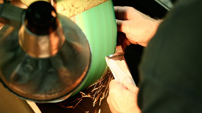
                    Il coltello per il pane professionista Güde viene prodotto durante diversi stadi di lavoro manuali