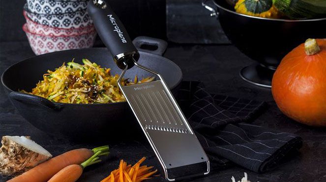 
                    The professional julienne slicer is also suitable for working vertically