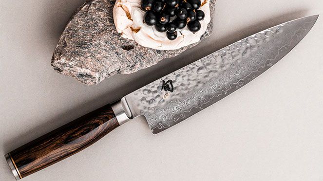 
                    Couteau de cuisine Kai avec lame en acier damas 32 couches