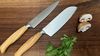 
                    Le Santoku Wok complète sous sa propre marque «world of knives made in Solingen» les couteaux fabriqués à main