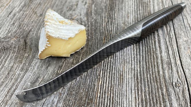 
                    Couteau à fromage damas avec du fromage