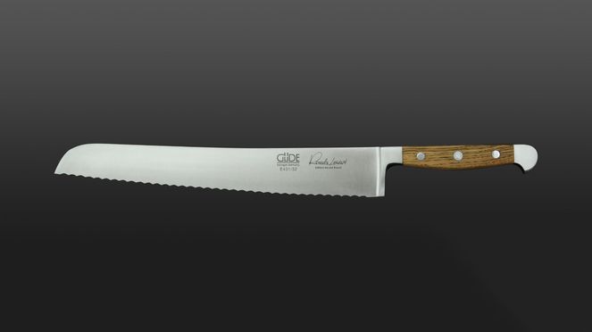 
                    The Güde professional bread knife convinces by its cutting force and the large hand protection