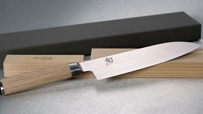 
                    Shun White Santoku mit praktischem sknife Schubladeneinsatz zur Aufbewahrung