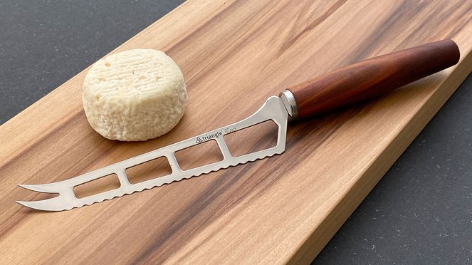 
                    Le couteau à fromage prunier du set à fromage Sense, avec sa lame ajourée, avec peu de surface pour adhérer