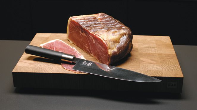 
                    Chopping block for cutting ham directly at the table