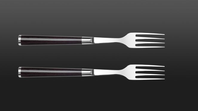
                    La fourchette à steak possède un manche en bois "Pakka".