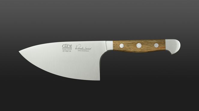 
                    Le couteau à herbes Güde possède un manche en bois de chêne.