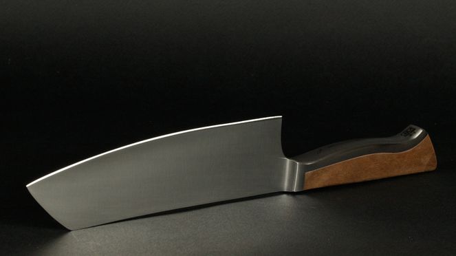 
                    Die Klinge des Caminada Santoku ist dünner ausgeschliffen als normale europäische Messer