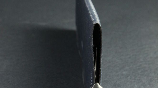 
                    Le protège-lame S fabriqué en Suisse est fait pour les petits couteaux