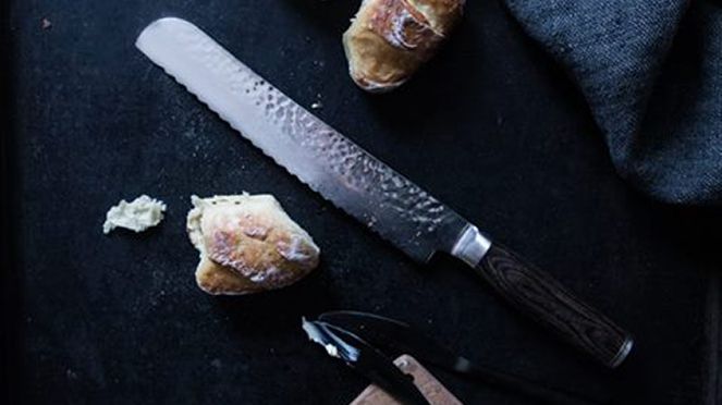 
                    Tim Mälzer coltello per pane con superficie martellata