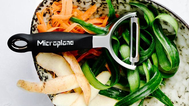 
                    The Y-peeler pro straight blade is perfect for peeling carrots, cucumbers, courgettes, potatoes or parsnips