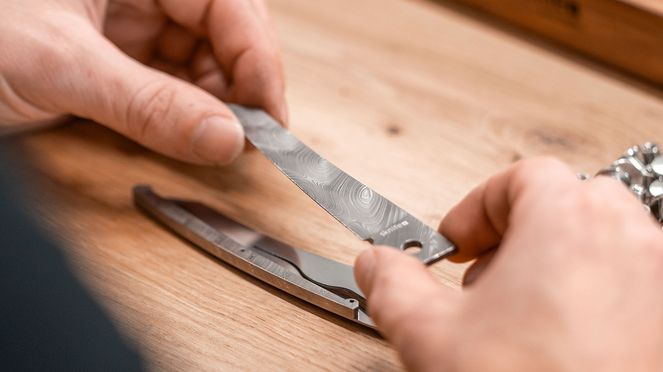 
                    Couteau de poche édition limitée produit à la main d'une façon élaborée