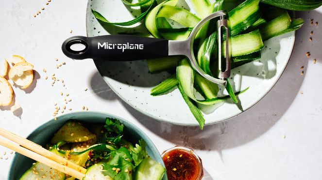 
                    The ultra-sharp movable blade of the Y-peeler pro straight blade always adapts to the shape of the food being peeled