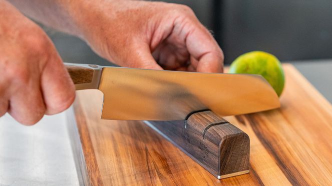 
                    The Caminada Santoku can be perfectly sharpened with the knife sharpener sknife