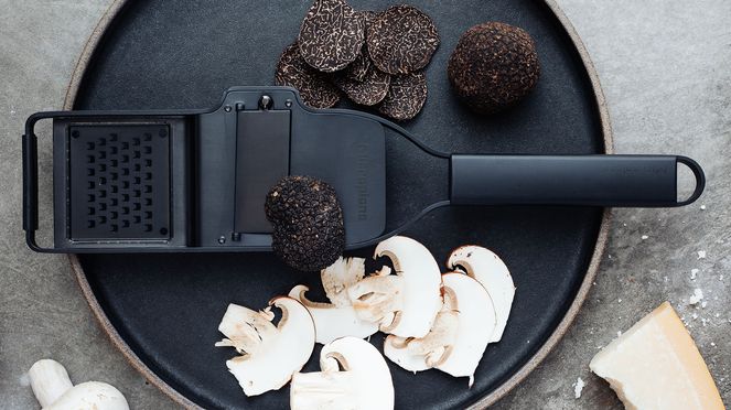 
                    The Black Sheep series from Microplane® is complemented by the truffle tool 2 in 1