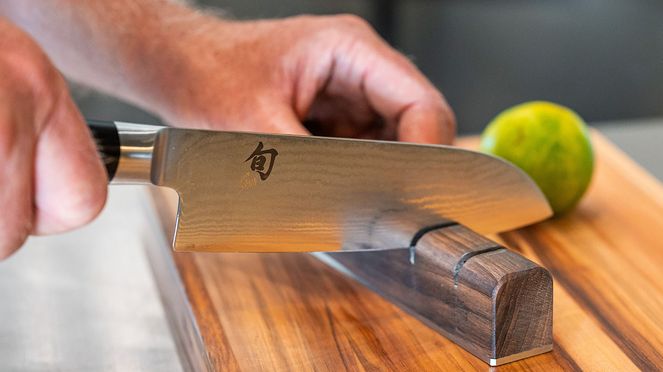 
                    Mit dem Schleifgerät mit Ersatzsteinen und Pflegeset können auch Japanische Messer geschärft werden