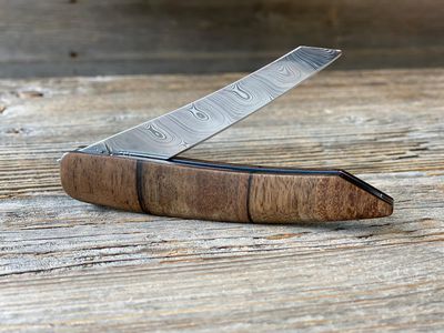sknife Taschenmesser Walnuss Damast auf Holz 1.JPG