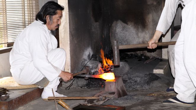 
                    Das China Kochmesser wird von einem Japanischen Schmied hergestellt
