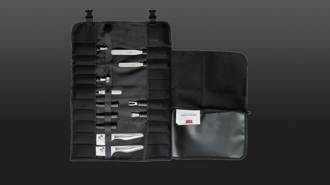 
                    Baker bag equipped with a Kai Shoso Chef knife large, a bread knife and practical triangle accessories