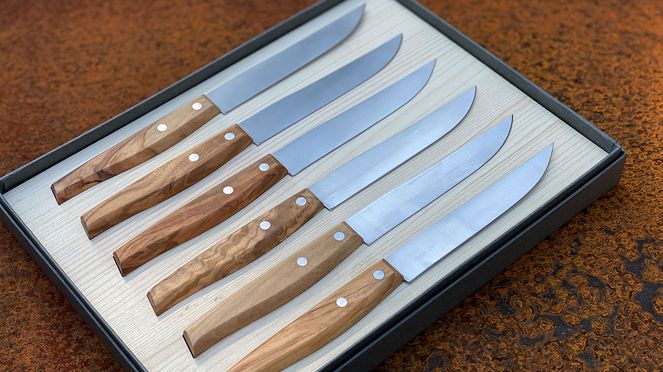 
                    Steak and pizza knife set with smooth blades