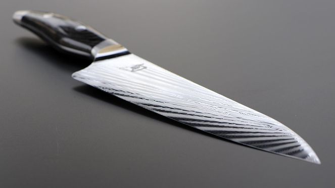 
                    Couteau de cuisine Nagare avec lame damassée