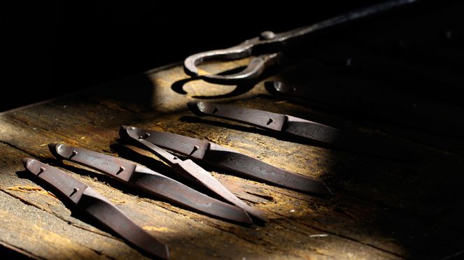 
                    Messerset – handgeschmiedete Messer