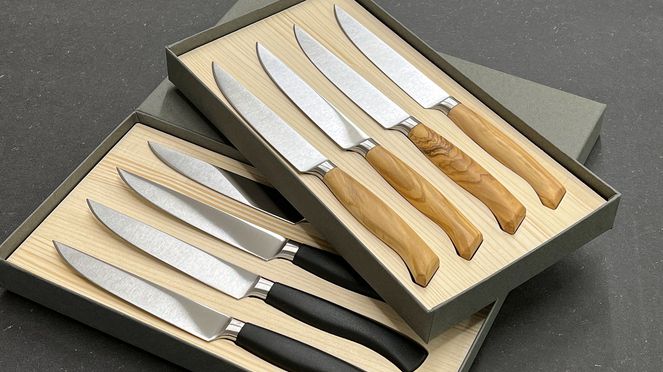 
                    Wok steak knife set with handles made of plastic or grained olive wood