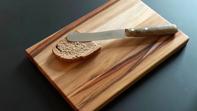 
                    Buckels knife walnut on breakfast board Schneidholz